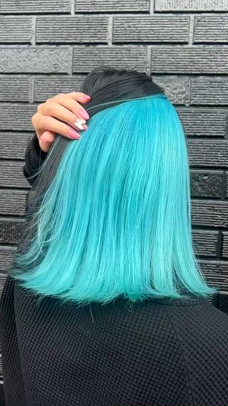 切りっぱなしのミディアムボブ︎

アンブレラカラーで
表面に落とせる黒
インナーに水色

 