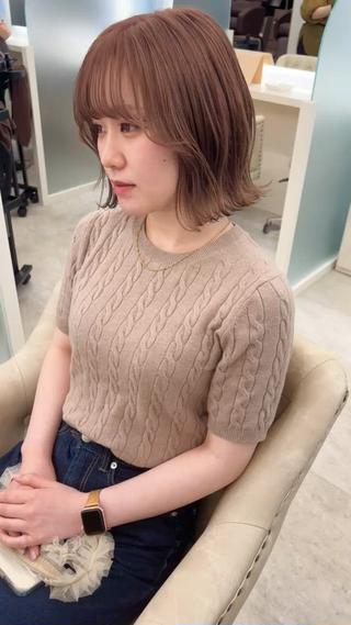 顎下2センチの切っぱなしボブ

カラーはベージュカラー　ブリーチあり 