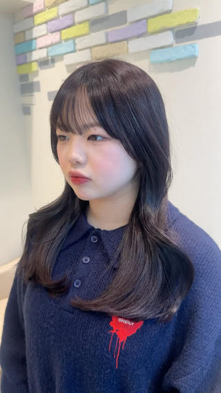 ︎毛先にら重みのあるレイヤーカット
︎暗めのパープルカラー

レイヤーがはいってるのでワンカールでもかわいいスタイルになります 