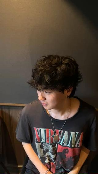 くせ毛感のあるパーマスタイル
おろしも上げもでき飽きのこないスタイルです
僕にしか出せない質感です 