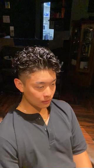 夏はこれでしょ！
強めのパーマにガッツリかき上げ！
僕にしか出せない質感です 