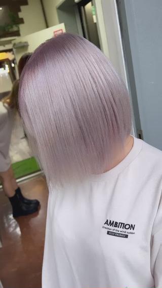 ホワイト

黒染め、暗染ある方は
2回、3回のご来店わけて優しくブリーチしてあげて狙うのがおすすめです！！！ 