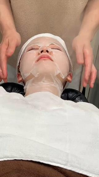 大人気！気持ちのいいレディースシェービングの施術③
(動画の尺の都合上、動画の前半部分は①〜②をご覧下さい)

【シェービングがニキビケアになる理由】
1.古い角質や皮脂、汚れを一緒に取り除くため、毛穴の詰まりを予防し、ニキビができにくい肌環境に整えます。
2.産毛に皮脂や汚れが絡みづらくなるため、毛穴詰まりやアクネ菌の繁殖を抑えるのに役立ちます。
3.•古い角質が除去されることで、化粧水や美容液などの浸透力が上がり、肌の保湿・バリア機能が高まります。

レディースシェービング ¥4950
(クレンジング+シェービング+眉カット+高純度ヒアルロン酸美容液+選べる人気の保湿パック) 