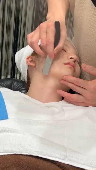 大人気！気持ちのいいレディースシェービングの施術②
(動画の尺の都合上、動画の前半部分は①、後半部分は③をご覧下さい)

【シェービングがニキビケアになる理由】
1.古い角質や皮脂、汚れを一緒に取り除くため、毛穴の詰まりを予防し、ニキビができにくい肌環境に整えます。
2.産毛に皮脂や汚れが絡みづらくなるため、毛穴詰まりやアクネ菌の繁殖を抑えるのに役立ちます。
3.•古い角質が除去されることで、化粧水や美容液などの浸透力が上がり、肌の保湿・バリア機能が高まります。

レディースシェービング ¥4950
(クレンジング+シェービング+眉カット+高純度ヒアルロン酸美容液+選べる人気の保湿パック) 