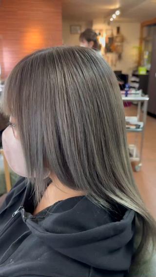 根元と毛先のトーンを変えて

持ちがいいように。

髪質・履歴に合わせたカラー選定で
綺麗なカラーに 