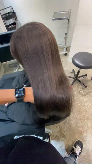 艶の出るグレージュカラー

一回のブリーチとカラーで透明感のあるグレージュになります

またケアトリートメントで艶がさらに出ます 