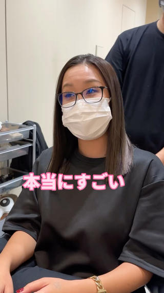 #髪質改善 だけではツヤは生まれない
画像の仕上げは手で乾かしただけ
→ケアを続ければ半永久的にこのままです
保存してカウンセリングにご利用ください
と言いたいところですが…対応できるサロン、美容師が限られる大変希少な技術です。
こんな方にオススメ
髪質改善を続けてきたが効果を感じられない
毎日ツヤを持続させたい
人から艶髪を褒められたい
雨の日でもサラサラの艶髪になりたい
ストレートにしたいけどダメージはしたくない
真っ直ぐすぎず柔らかいストレートにしたい
表面のパサツキを抑えたい
ブリーチによるダメージ感を修正したい
枝毛や広がる癖を直したい
朝のアイロンの時間をなるべく0にしたい
強い癖を伸ばしたい
世の中の「髪質改善」というフレーズに
騙されないで
年間50カ所1500名以上の美容師へセミナーを行い
年間1000名以上を施術してきた経験により
責任を持って担当させて頂きます
プレミアムストレートは
ほとんどの美容師が「出来ない」
どころかちゃんとした理論を知らない技術です
簡単に言えば『#縮毛矯正 の超進化版』
といってもガラケーとスマホくらい
飛躍的に進化をとげた技術です
次の日から結んでも、巻いても大丈夫
髪のツヤのメカニズム…
要因は大きく分けて2つ
ツヤは『光の反射』です。
光が正反射すればツヤは生まれるし
乱反射すればツヤにはならない
つまり光を反射させる『形状』が必要
髪質改善ではクセは伸びません
髪の表面の『キューティクル』と
内部の『コルテックス』どちらのコンディションも
同時に整えていくことで1本1本のツヤが生まれます
従来の縮毛矯正ではコンディションを
悪化させてしまいます
『髪質改善』ではクセは伸びず
『縮毛矯正』ではコンディションは悪化する
その2つのデメリットをどちらも解決させた技術が
『ツダ式プレミアムストレート』です
メーカーによる「不都合な真実」もあり、こんなに素晴らしい技術が世に出回っておりません
︎ツダ式プレミアム施術料金(指名込・ロング料金なし)
【ツダ式プレミアムストレート】3h ¥29800
(髪質改善縮毛矯正)
【ツダ式プレミアムストレート極】4h ¥39800
(ハイダメージ対応髪質改善縮毛矯正)
【ツダ式プレミアム髪質改善エステ】1h30 ¥15000
(ストレート専用髪質改善トリートメント)
【ストレート専用髪質改善ツヤカラー】+1h¥7000
(ストレート・トリートメントメニュー同時施術限定)
【ストレート対応ツヤCUT】 +30min ¥5500
(ストレート・トリートメントメニュー同時施術限
STEP1
薬剤や物理的なダメージにより
削られてしまったタンパク質を6種類の
内部補給トリートメントを施術で内部に定着させ『髪を太らせ』ます
STEP2
バージン毛からブリーチ毛までのダメージ値
広がる癖からウネリのあるウェーブ毛までの
癖の強さに合わせて薬剤を選定
髪に安定した効果を与えるPH値まで(アルカリ〜中性〜弱酸性)
独自の配合で調整することで
髪の負担を0に
近づけていきます
さらに薬剤に配合された酸化合物の反応により
架橋効果を起こし髪のハリと強度を復活させます
STEP3
適切な中間処理トリートメント処理後
ストレートアイロン施術を行います
この際に髪に合わせた熱処理と形状をつくるための
最も技術力の差が出る工程になります
STEP4
形状とツヤを定着させる工程に入ります
この際に保湿・コーティングを行うだけでなく
髪の内部に残留しがちな成分を全て処理
施術後日のダメージを予防します
完璧なツヤ髪を作るためには
長さのチェンジでなくとも出来るだけカットも
同時に施術をお勧めしています
ストレートヘアに合わせて毛先の厚みをつくり
過剰な削ぎや切れ毛によるパサツキをおさえる
トリミング、枝毛カットを施していきます
もちろんスタイルチェンジでも長さに合わせた
毛先の丸みを作っていけるので
バッサリと切る場合でも大丈夫
『誰にでも出来る技術ではありません』
#トリートメント
#酸性ストレート
#美容師 #艶髪
#ツヤ髪 #美髪
#髪質改善ストレート
#髪質改善縮毛矯正 #酸性縮毛矯正
#酸熱トリートメント
#髪質改善トリートメント
#縮毛矯正