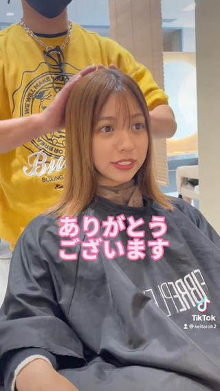 #髪質改善 だけではツヤは生まれない
画像の仕上げは手で乾かしただけ
→ケアを続ければ半永久的にこのままです
保存してカウンセリングにご利用ください
と言いたいところですが…対応できるサロン、美容師が限られる大変希少な技術です。
こんな方にオススメ
髪質改善を続けてきたが効果を感じられない
毎日ツヤを持続させたい
人から艶髪を褒められたい
雨の日でもサラサラの艶髪になりたい
ストレートにしたいけどダメージはしたくない
真っ直ぐすぎず柔らかいストレートにしたい
表面のパサツキを抑えたい
ブリーチによるダメージ感を修正したい
枝毛や広がる癖を直したい
朝のアイロンの時間をなるべく0にしたい
強い癖を伸ばしたい
世の中の「髪質改善」というフレーズに
騙されないで
年間50カ所1500名以上の美容師へセミナーを行い
年間1000名以上を施術してきた経験により
責任を持って担当させて頂きます
プレミアムストレートは
ほとんどの美容師が「出来ない」
どころかちゃんとした理論を知らない技術です
簡単に言えば『#縮毛矯正 の超進化版』
といってもガラケーとスマホくらい
飛躍的に進化をとげた技術です
次の日から結んでも、巻いても大丈夫
髪のツヤのメカニズム…
要因は大きく分けて2つ
ツヤは『光の反射』です。
光が正反射すればツヤは生まれるし
乱反射すればツヤにはならない
つまり光を反射させる『形状』が必要
髪質改善ではクセは伸びません
髪の表面の『キューティクル』と
内部の『コルテックス』どちらのコンディションも
同時に整えていくことで1本1本のツヤが生まれます
従来の縮毛矯正ではコンディションを
悪化させてしまいます
『髪質改善』ではクセは伸びず
『縮毛矯正』ではコンディションは悪化する
その2つのデメリットをどちらも解決させた技術が
『ツダ式プレミアムストレート』です
メーカーによる「不都合な真実」もあり、こんなに素晴らしい技術が世に出回っておりません
︎ツダ式プレミアム施術料金(指名込・ロング料金なし)
【ツダ式プレミアムストレート】3h ¥29800
(髪質改善縮毛矯正)
【ツダ式プレミアムストレート極】4h ¥39800
(ハイダメージ対応髪質改善縮毛矯正)
【ツダ式プレミアム髪質改善エステ】1h30 ¥15000
(ストレート専用髪質改善トリートメント)
【ストレート専用髪質改善ツヤカラー】+1h¥7000
(ストレート・トリートメントメニュー同時施術限定)
【ストレート対応ツヤCUT】 +30min ¥5500
(ストレート・トリートメントメニュー同時施術限
STEP1
薬剤や物理的なダメージにより
削られてしまったタンパク質を6種類の
内部補給トリートメントを施術で内部に定着させ『髪を太らせ』ます
STEP2
バージン毛からブリーチ毛までのダメージ値
広がる癖からウネリのあるウェーブ毛までの
癖の強さに合わせて薬剤を選定
髪に安定した効果を与えるPH値まで(アルカリ〜中性〜弱酸性)
独自の配合で調整することで
髪の負担を0に
近づけていきます
さらに薬剤に配合された酸化合物の反応により
架橋効果を起こし髪のハリと強度を復活させます
STEP3
適切な中間処理トリートメント処理後
ストレートアイロン施術を行います
この際に髪に合わせた熱処理と形状をつくるための
最も技術力の差が出る工程になります
STEP4
形状とツヤを定着させる工程に入ります
この際に保湿・コーティングを行うだけでなく
髪の内部に残留しがちな成分を全て処理
施術後日のダメージを予防します
完璧なツヤ髪を作るためには
長さのチェンジでなくとも出来るだけカットも
同時に施術をお勧めしています
ストレートヘアに合わせて毛先の厚みをつくり
過剰な削ぎや切れ毛によるパサツキをおさえる
トリミング、枝毛カットを施していきます
もちろんスタイルチェンジでも長さに合わせた
毛先の丸みを作っていけるので
バッサリと切る場合でも大丈夫
『誰にでも出来る技術ではありません』
#トリートメント
#酸性ストレート
#美容師 #艶髪
#ツヤ髪 #美髪
#髪質改善ストレート
#髪質改善縮毛矯正 #酸性縮毛矯正
#酸熱トリートメント
#髪質改善トリートメント
#縮毛矯正