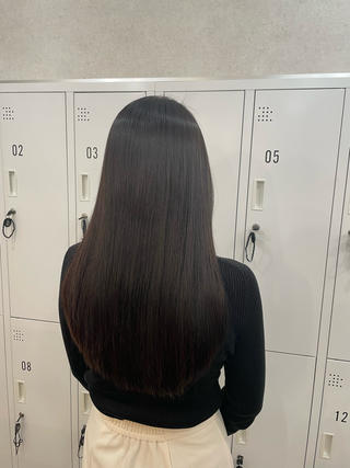 髪質や癖の強さ、ダメージ具合によってオリジナルのお薬を作ってストレートするのでこんなにツヤツヤ
お手入れが楽になること間違いなしです 