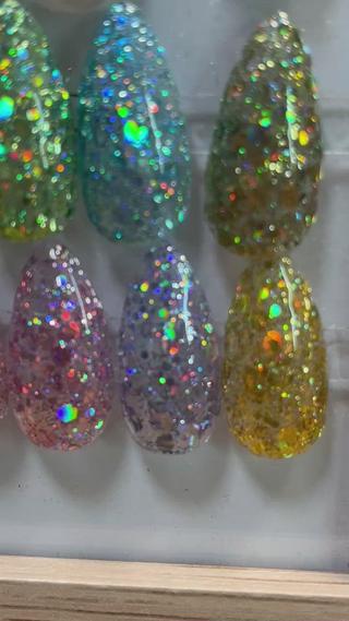 ラメグラデーションはシンプルで可愛いくて、メンバーカラーに合わせやすいですよ。ライブ、コンサートにいかがですか？ 