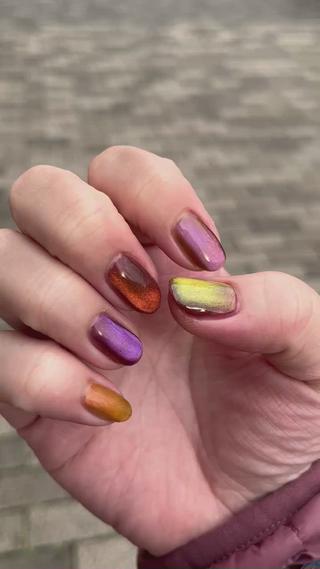 カラフルなマグネットネイル 