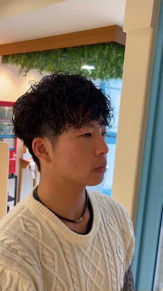 ツイストスパイラルパーマ
前髪は眉にかかるくらいで耳はかからない長さにパーマをかけました！
パーマをかけかっこよく初めての方や上手くかからなかった方でも一度ご相談下さい 