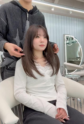 柔らかみのあるベージュカラーとレイヤーカットの相性抜群です 