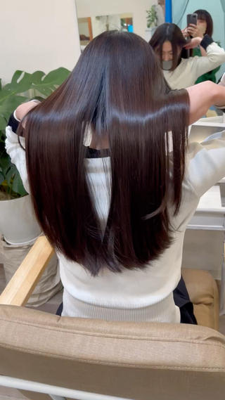髪質改善でサラ艶ロングにかなりのダメージレスな薬なのでブリーチなどで傷んでいる髪の毛にも施術できます！ 