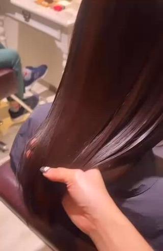 まるで光をまとったようなツヤ感
触れたくなるほどなめらかな手触りと、毛先まで均一に整ったシルク髪。
当店オリジナルのプレミアム髪質改善で、ダメージを根本から補修し、髪の内側から輝きを引き出しました
一度体験すればやみつきになる“うるツヤ髪”へ

	•	圧倒的な艶感：鏡のように光を反射する仕上がり
	•	指通りなめらか：毛先まで引っかかりゼロ
	•	長持ち保湿力：潤いが約1​〜​2ヶ月続く
	•	内部補修×外部コーティングのW効果
	•	うねり・広がりを抑えて毎朝のセットが時短に 