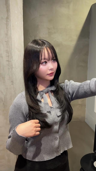 Cut/Color/treatment
【ハイレイヤーカット】×【モカグレージュ】

【ロングレイヤードカット(긴 레이어드 컷）】
･･･長めの髪にレイヤーを入れることで、柔らかい印象を与えるスタイルです。巻いたときに動きが出やすく、大人っぽさと可愛らしさを兼ね備えています。

【モカグレージュ】
落ち着いたブラウンにグレーとベージュを混ぜたような、くすみのある柔らかいカラーです。
グレーが多ければ大人っぽく、ベージュやブラウンが多ければ柔らかい雰囲気になるのが特徴です ̖́- 