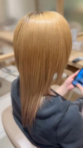 ブリーチをしていても、ホームケアや、

美容室でのトリートメントでしっかりケアしてあげると

こんなにもツヤツヤに️️️ 