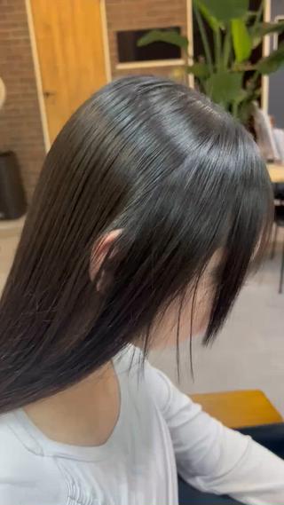 梅雨時期に向けて縮毛のお客様多くなっております！
ご予約お待ちしております 