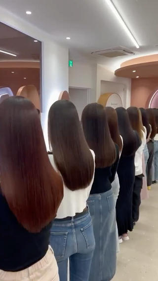 水素ケア付きホリスティックストレート

通常のホリスティックストレートに水素ケアをプラスしてあげることによって、髪の内側の水分量が上がるのでより柔らかさと艶が出ます

薬剤に水素パウダーを含むことによって薬剤でのダメージも軽減します

ストレートされる際は是非水素ケアおすすめです 