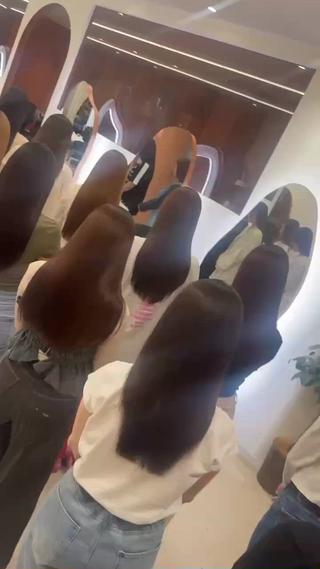 水素ケア付きホリスティックストレート

通常のホリスティックストレートに水素ケアをプラスしてあげることによって、髪の内側の水分量が上がるのでより柔らかさと艶が出ます

薬剤に水素パウダーを含むことによって薬剤でのダメージも軽減します

ストレートされる際は是非水素ケアおすすめです 