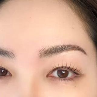 切れ長な目元に長いまつ毛がとても綺麗です 