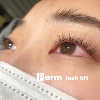 定期的にまつげパーマされてるお客様
1ヶ月半ほどすると、まつげの方向がバラバラになり
まつ毛の見た目が不格好に

ダメージ度合いを見て放置時間を変えるなど
お客様に合った施術をさせていただいております 