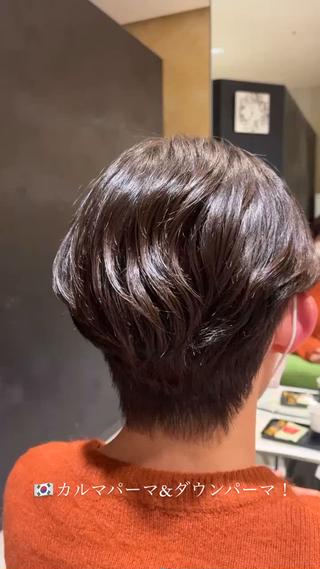 10代、20代メンズに大人気なカルマパーマ


毛先は流れやすいようにワンカールのパーマ！
乾かすだけで毛が流れてくれます

もみ上げと刈り上げ部分はこちらもトレンドの
【ダウンパーマ】長さは残しつつ毛が跳ねないように
ペタッとおさまりを良くするパーマです！！

カルマパーマ、韓国パーマには必須となりつつある
【ダウンパーマ】
パーマメニューに¥2200でダウンパーマも追加出来ます！！ 