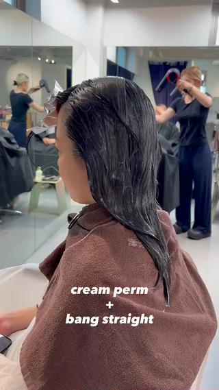 クリームパーマ施術のこだわり

・癖の上にカールをつける普通のパーマとは違い、一度癖を無くした状態にカールをつけるので理想のカールに近づきやすいです◎
・クリーム剤でボリュームダウンしてカールをつけるので、膨らんで扱いづらいパーマにはしません︎
・多毛の方、広がりやすいパサつきやすい癖のある方、髪の毛の太い方でも、ボリュームを抑えながら艶のある理想のカールを目指します◎
・乾かしても大幅に膨らんでまとまりの無い状態にならないように、柔らかく動くカールを心がけてます◎
・前髪はパサつきを取り、真っ直ぐ収めることも可能です◎ 