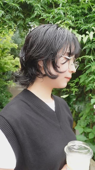 ＊パーマ施術のこだわり
扱いやすく再現性のあるカットをしています
膨らんで扱いづらいパーマにはしません︎
多毛の方、広がりやすいパサつきやすい癖のある方、髪の毛の太い方でも
ボリュームを抑えながら艶のある理想のカールを目指します◎
乾かしても大幅に膨らんでまとまりの無い状態にならないように、柔らかく動くカールを心がけてます◎
前髪は真っ直ぐ収めることも可能です◎

○悩みを解決するクリームパーマ
・ボリュームのある方でもかけられる
・パサつきを抑える
・乾かしても収まるパーマ
・扱いづらい癖を抑えて理想のカールへ◎
お任せください 