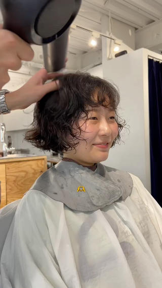 ＊パーマ施術のこだわり
膨らんで扱いづらいパーマにはしません︎
多毛の方、広がりやすいパサつきやすい癖のある方、髪の毛の太い方でも
ボリュームを抑えながら艶のある理想のカールを目指します◎
乾かしても大幅に膨らんでまとまりの無い状態にならないように、柔らかく動くカールを心がけてます◎
前髪は真っ直ぐ収めることも可能です◎

○悩みを解決するクリームパーマ
・ボリュームのある方でもかけられる
・パサつきを抑える
・乾かしても収まるパーマ
・扱いづらい癖を抑えて理想のカールへ◎
お任せください 