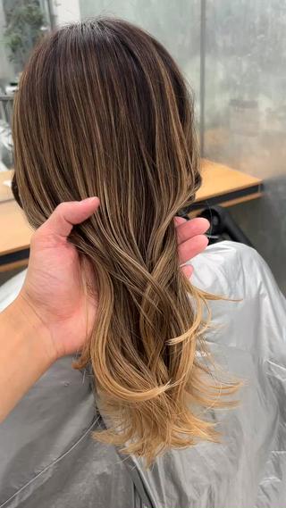 エアタッチバレイヤージュ(フルブリーチではなくグラデーションのような形のカラーで馴染みます)柔らかい上品な仕上がり。モデル募集はこのカラー限定、この長さより短めの方お願いいたします。