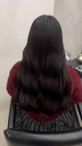 巻ける縮毛矯正
まっすぐすぎない自然な質感で、アイロンでの巻き髪もOK
広がり・うねりを抑えつつ、柔らかく動きのある仕上がりに。
「縮毛＝巻けない」のイメージを変えたい方におすすめです
 