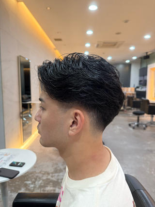 くせ毛を活かしたテーパーフェードカット
大人っぽくスッキリカットです 