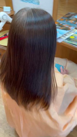 白髪染めからのハイダメージの髪に縮毛矯正をさせていただきました。毛髪体力を極力奪わず、毛先まで
癖を整えていきます。 