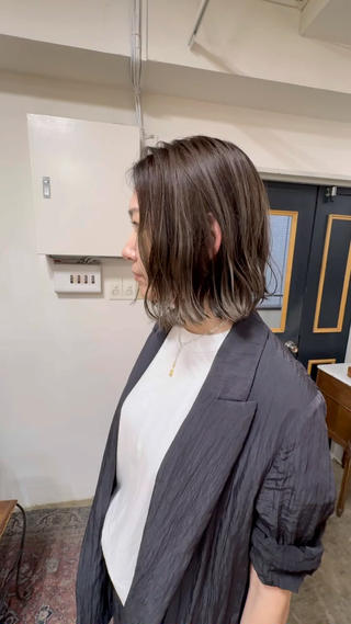 アンブレラブリーチ
中間〜毛先のみのブリーチの、デザインカラー
伸びてきても気にならないカラーです◎ 