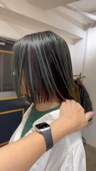 アンブレラブリーチで表面のみブリーチしてグリーンカラー
内側は暗いグリーンに 