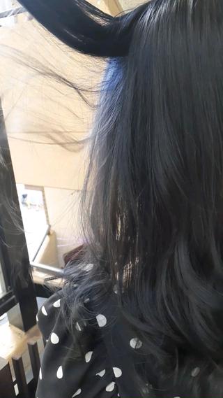 ブリーチ後にブルーブラックをオンカラー
室内で見ると落ち着いた色に、太陽光でみるとブルーが強くみえます
大人気なブルーブラック 