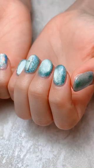 マグネットネイル×ニュアンスネイル

アシンメトリーネイル

ニュアンスネイルは、それぞれ違うオーロラカラーで輝きます！ 