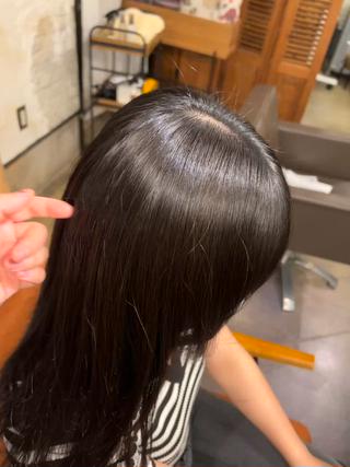 梅雨、夏の湿気、ゲリラ豪雨…
湿気だらけて髪の広がりが気になりますよね
矯正できれいにまっすぐ伸ばして、トリートメントでダメージレスに仕上げます 