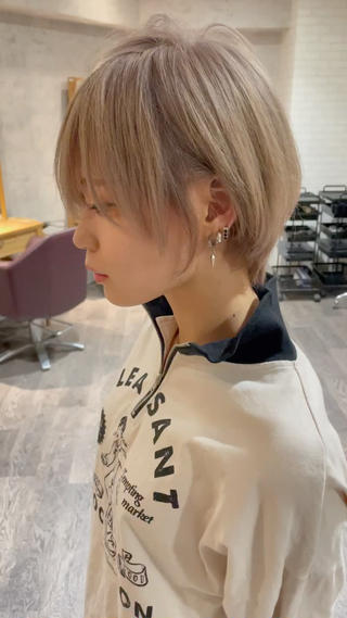 今大流行の
"丸みショート"
に絶対痛ませないブリーチ
"トリートメントブリーチ"
でペールトーンで作った
"ペールベージュ" 