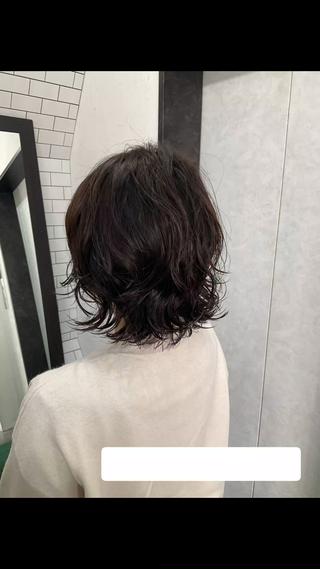 
【忙しい方こそオススメしたいパーマ】 乾かすだけでサマになる。大人の抜け感「ニュアンスレイヤー」

【わずか5分】 セット時間はわずか5分
忙しい朝でも「美容室帰り」が続く

「朝のセットを楽にしたい、でもオシャレに見せたい」そんな欲張りな願いを叶えるカットです。 襟足のラインを美しく見せる外ハネと、トップのふんわり感が自然な立体感を演出。 バームやオイルを揉み込むだけで、写真のような濡れ髪風の束感が完成します。 伸ばしかけの髪も、この「くびれ」があれば飽きずに楽しく伸ばせます

美容室 legare
 広島市中区紙屋町1-5-10 クラタビル4F
 082-543-6703
 