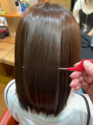 もともとがこの髪質の毛が生えていると思っちゃうくらいの自然な仕上がりです
熱を加えすぎた縮毛矯正だと毛先がツンっという感じです少し違和感を感じるものに仕上がります 