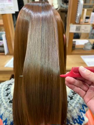 今までの縮毛矯正は髪の毛の水分がなくなりすぎてしまっていた為、毛先の柔らかさを失った髪の毛になりやすいです
僕が作るツヤ髪は髪の毛の水分を増やしながらの施術になるので髪の毛の柔軟性が高くサラサラでツヤツヤになります 