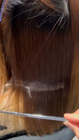 ブリーチ毛の縮毛矯正です。
気になる内側もキレイにします。
乾かしただけです。 