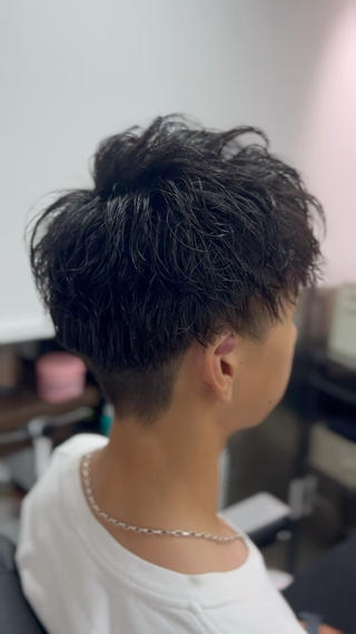 チリチリ感よりカール感強めのツイストスパイラルパーマ
ツーブロックとの相性も◎ 