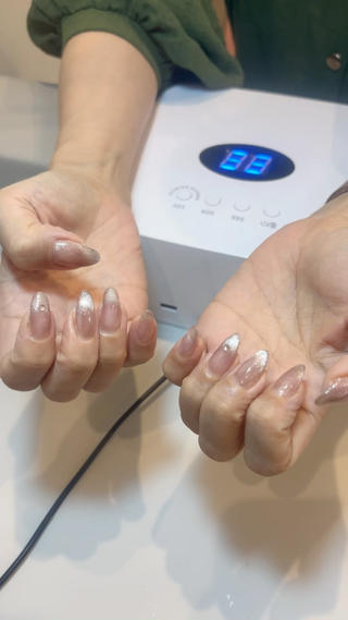 大人可愛い先端マグネットネイル

角度によってきらめきがふわっと変化します

︎︎パーツは別料金です 