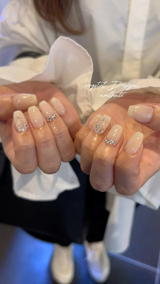 乳白色にクリスタルがオフィスカジュアルで可愛い♡
綺麗めネイルや、ブライダルネイルにもおすすめ 