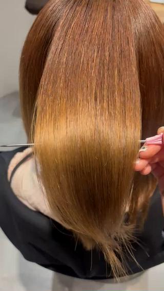 カラーを繰り返している方、縮毛矯正以前にかけている方の縮毛矯正はプレミアムストレート＋トリートメントのランクアップをして施術させていただきますとここまでツヤツヤに仕上げられる上、栄養分もチャージできます 