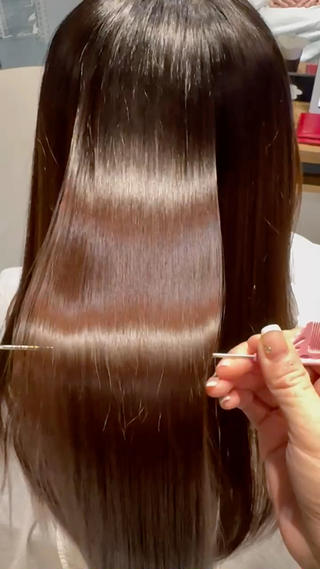 広がりやすい猫っ毛さんも縮毛矯正で収まりよく扱いやすい綺麗な艶髪に！ 