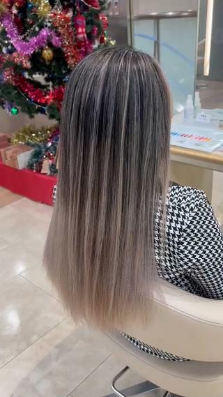 バレイヤージュ
髪の状態や履歴に合わせて、透明感・発色・色持ちすべてをバランス良くコントロール
ブリーチだからこそ出せるやわらかい色味と、デザイン性のあるカラーをご提案しています
巻いてもストレートでも映えるように、ベースから計算して調整しています。
赤み・黄ばみが気になる方、初めてのデザインカラーも大歓迎です!
#ブリーチカラー #透明感カラー #銀座カラー #銀座ブリーチ #デザインカラー #ケアブリーチ #ホワイトベージュ #インナーカラー #バレイヤージュ #グレージュカラー #ブロンド #ベージュ #ミルクティーベージュ #インナーカラー #イヤリングカラー